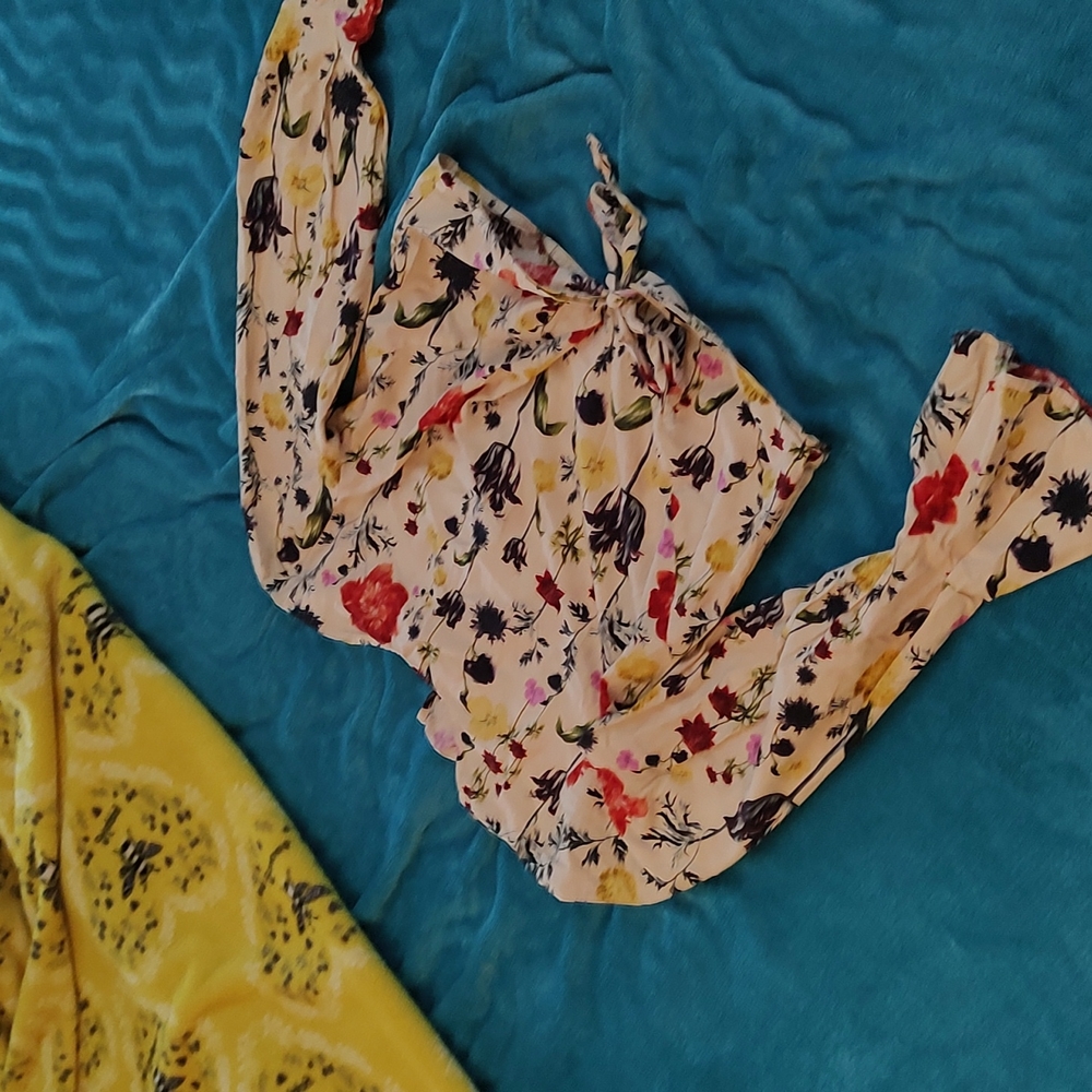 Tan floral poofy sleeved blouse